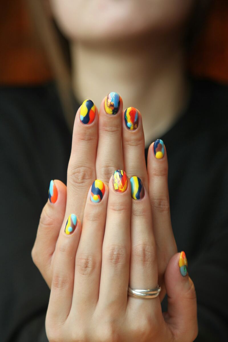 Unghii colorate cu model abstract